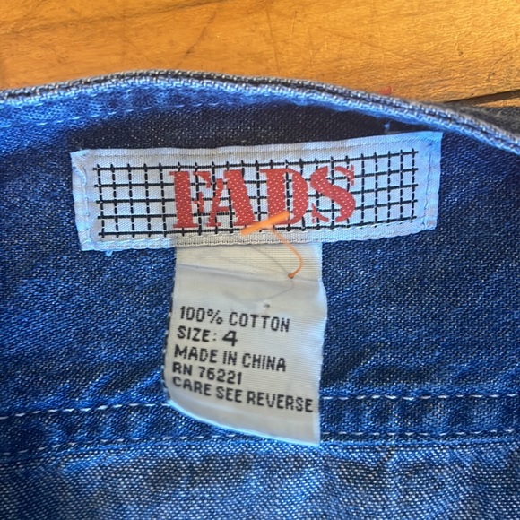 Cute vintage dress. Says size 4. Feels like a 6 minimum. - Picture 2 of 2